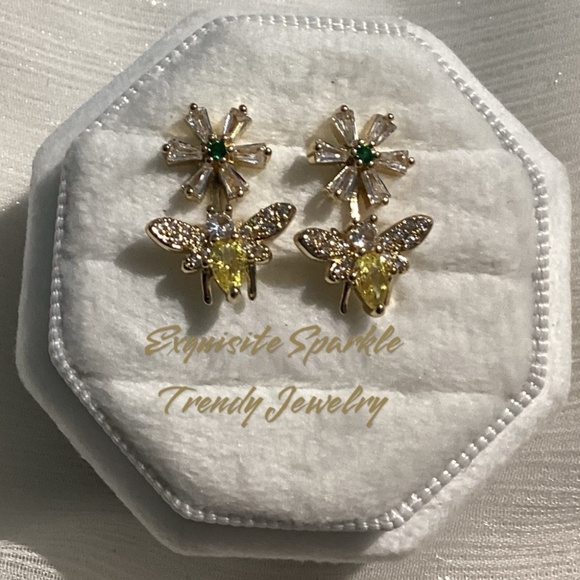 🐝10k Gold Bumblebee Daisy Cz Diamond Post back Stud Earrings - Picture 14 of 15